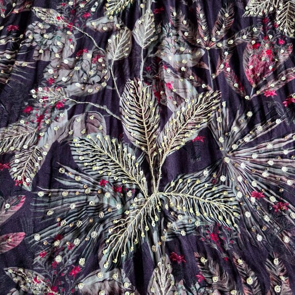 Embroidered silk East Indian kurta with floral design. - Picture 9 of 10